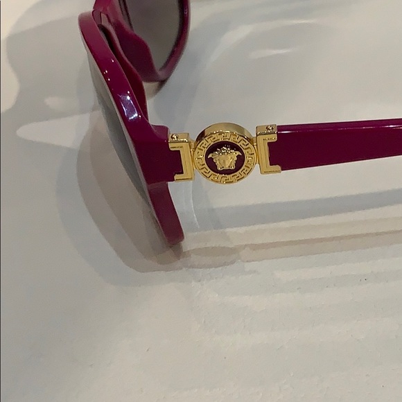 New Women’s Versace Sunglasses - Picture 2 of 7